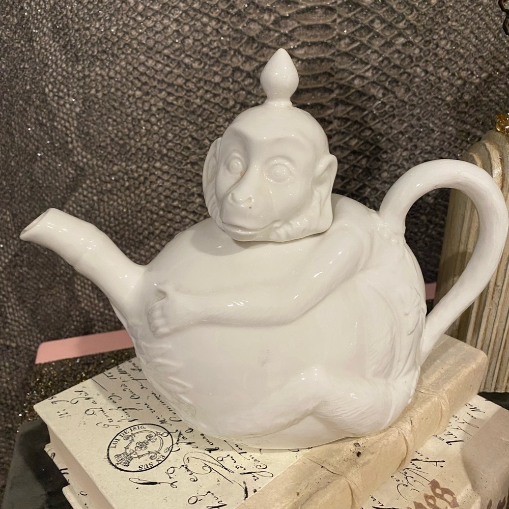 Porcelain Indian 🐒Monkey 🐒 White Teapot 30 Ounces